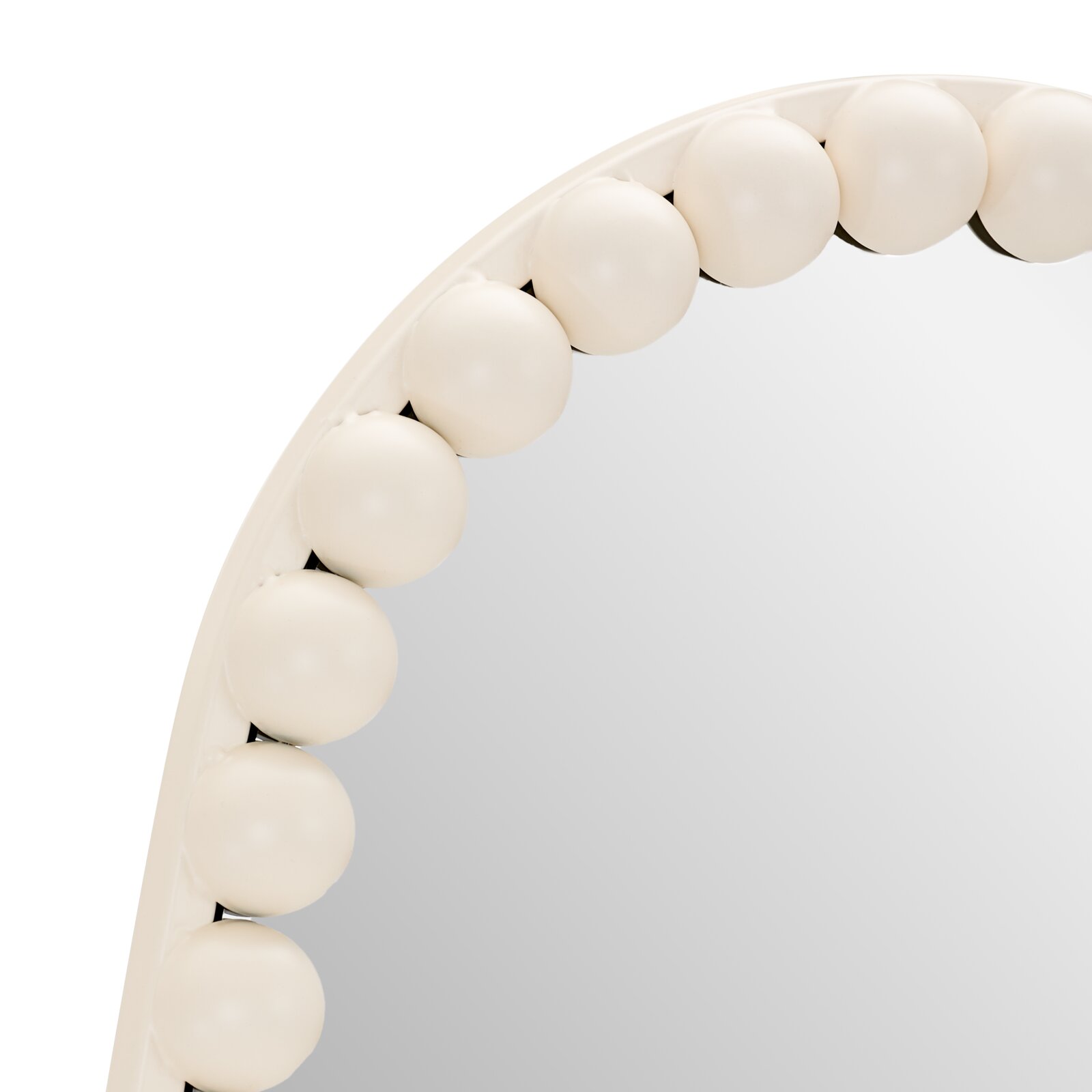 Detailaufnahme eines runden Wandspiegels mit cremeweißem Rahmen und kugelförmiger Perlenoptik am Rand, fotografiert aus schräger Vorderansicht vor weißem Hintergrund