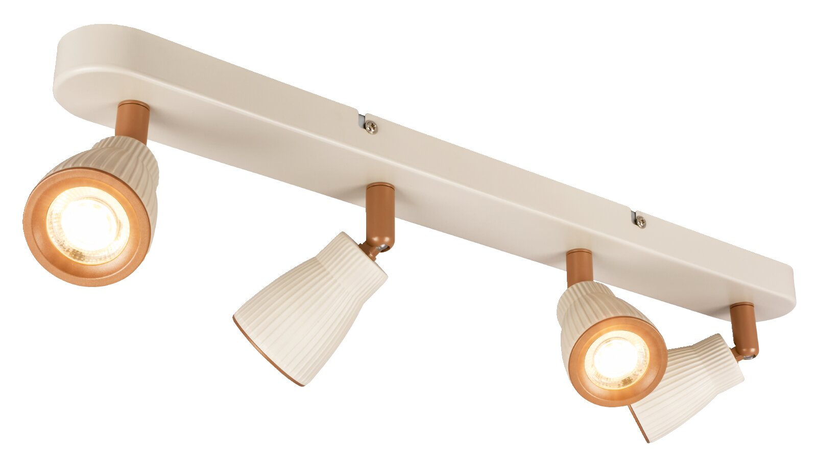 Briloner LED-Spot RIFF Vierflammige Decken-Spotleuchte mit länglicher weißer Montageplatte und cremefarben geriffelten Schirmen mit kupferfarbenen Akzenten, warm leuchtend, in schräger Ansicht von unten (Untersicht) freigestellt auf weißem Hintergrund.