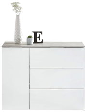 Modern wit dressoir met drie lades en een deur, versierd met een hoge vaas, een klein plantje en een letter E, gezien vanaf de voorkant.