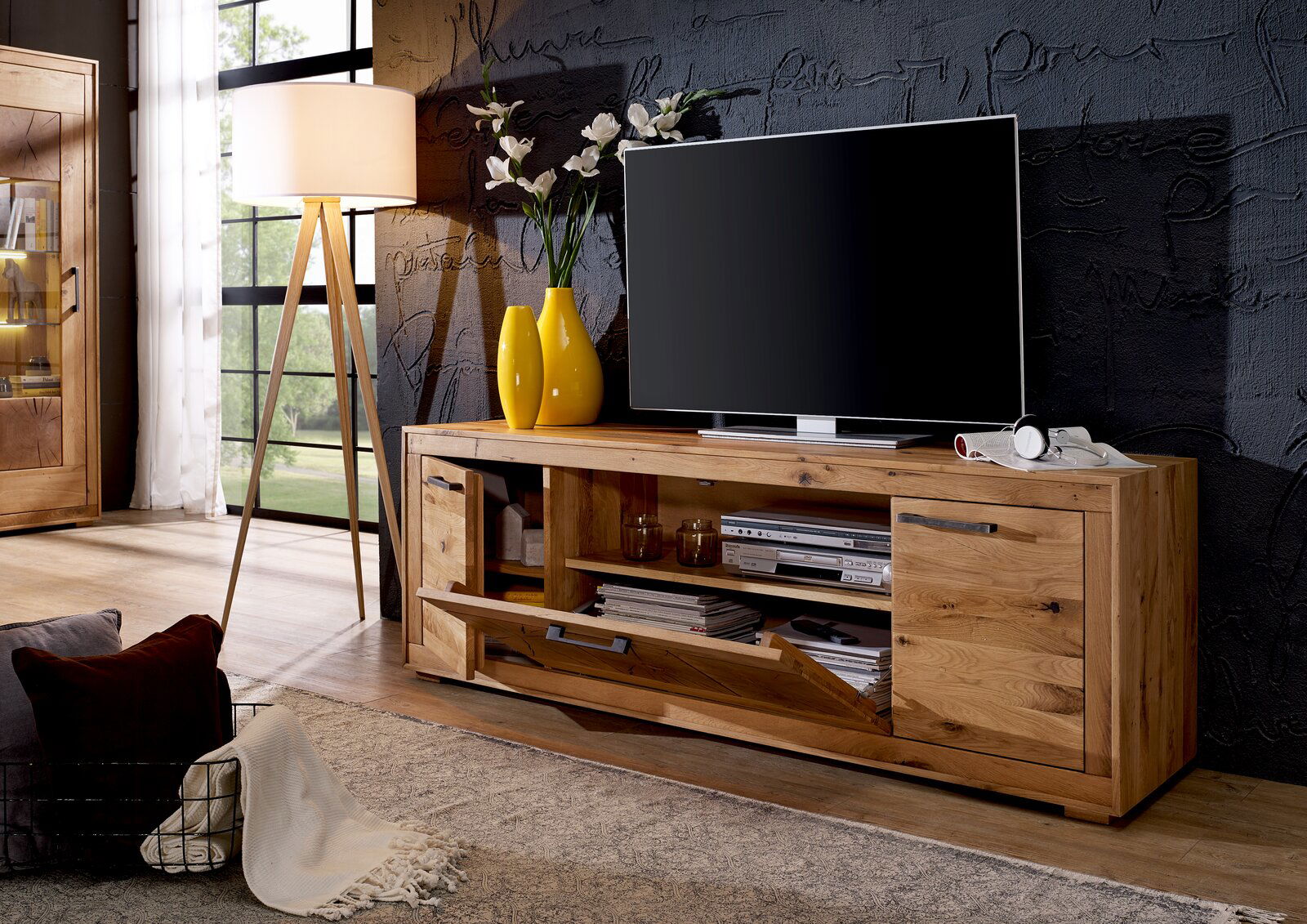 Landscape TV-Lowboard MERAN TV-Element aus Holz mit modernem Design, zwei gelben Vasen und einem Fernseher darauf, seitliche Perspektive.