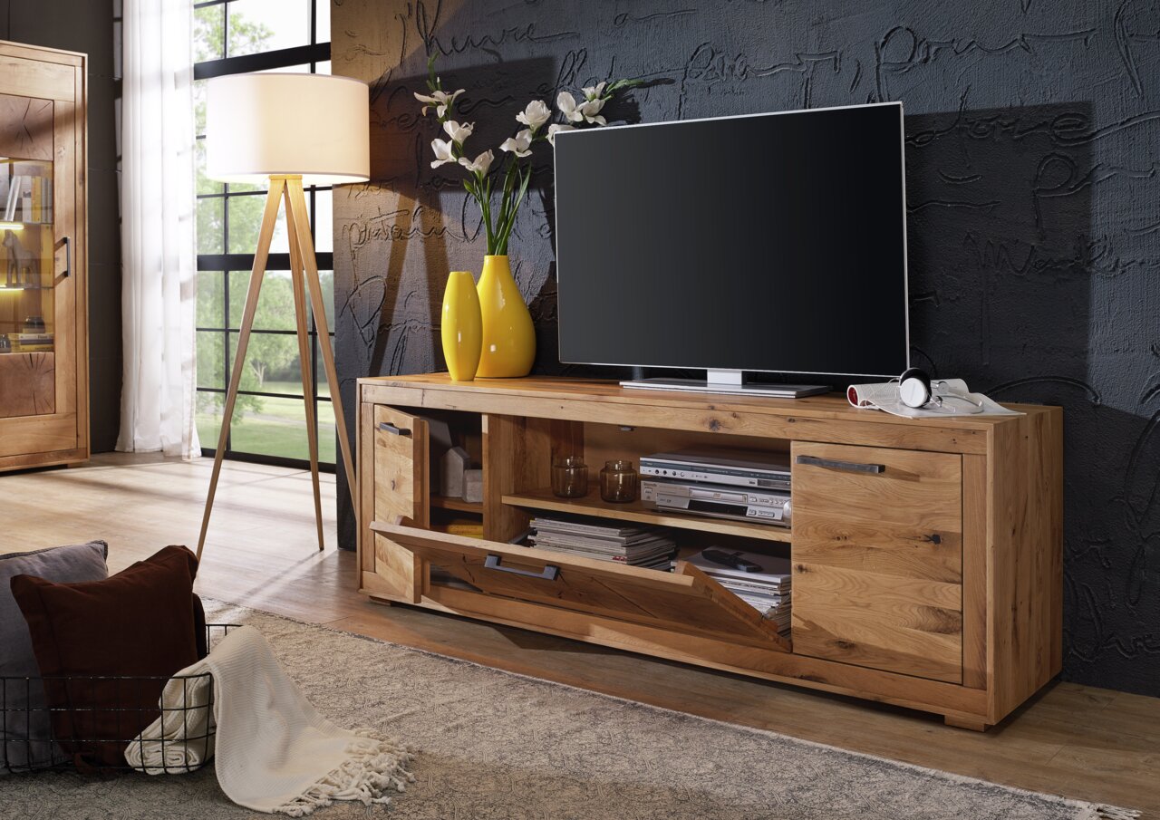 Landscape TV-Lowboard MERAN TV-Element aus Holz mit modernem Design, zwei gelben Vasen und einem Fernseher darauf, seitliche Perspektive.