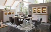 Esszimmer mit modernem Design, bestehend aus einem großen Holztisch und sechs gepolsterten Stühlen mit schwarzem Metallgestell, in einem hellen Raum mit großen Fenstern und stilvollen Vitrinen. Perspektive: seitlich.
