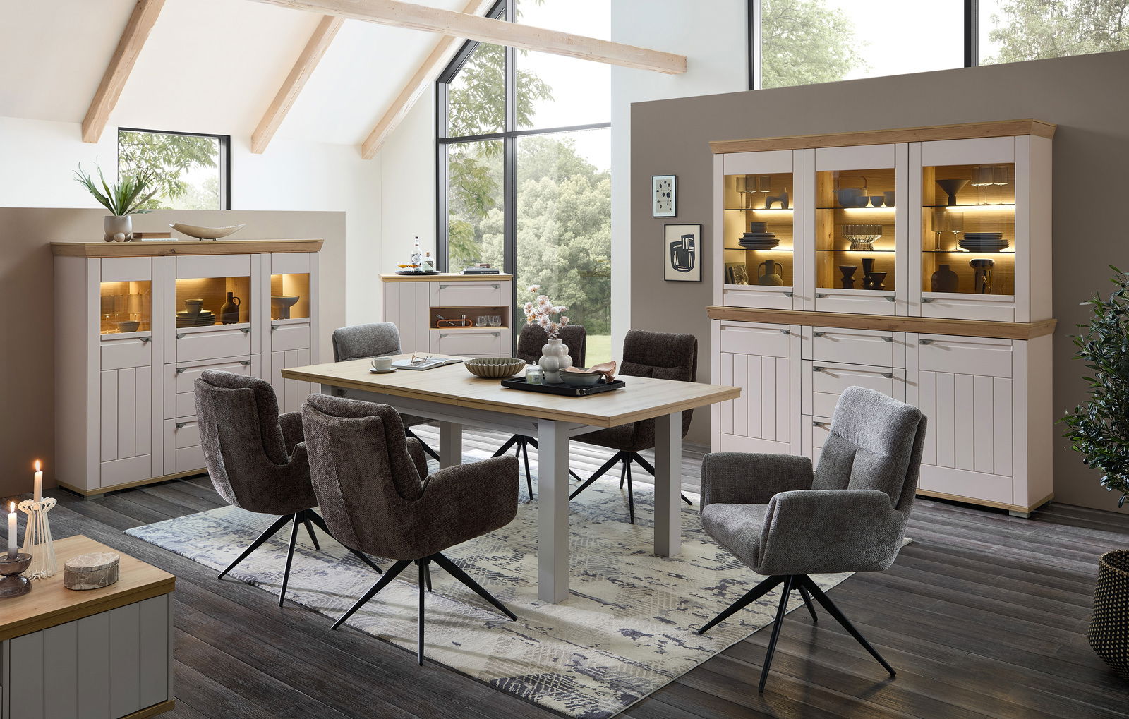 Esszimmer mit modernem Design, bestehend aus einem großen Holztisch und sechs gepolsterten Stühlen mit schwarzem Metallgestell, in einem hellen Raum mit großen Fenstern und stilvollen Vitrinen. Perspektive: seitlich.