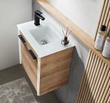 Waschtisch mit Holzoptik und schwarzem Wasserhahn, aus der Vogelperspektive fotografiert.
