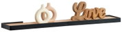 Wandboard mit Dekoration, darunter zwei moderne Vasen und ein Holzschriftzug 'Love', seitliche Perspektive