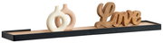 Wandboard mit Dekoration, darunter zwei moderne Vasen und ein Holzschriftzug 'Love', seitliche Perspektive