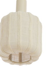 Nahaufnahme einer Hängeleuchte mit beigem Stoffschirm aus seitlicher Perspektive