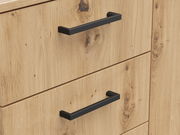 Nahaufnahme einer Kommode aus hellem Holz mit schwarzen Griffen, Perspektive von vorne.