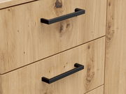 Nahaufnahme einer Kommode aus hellem Holz mit schwarzen Griffen, Perspektive von vorne.