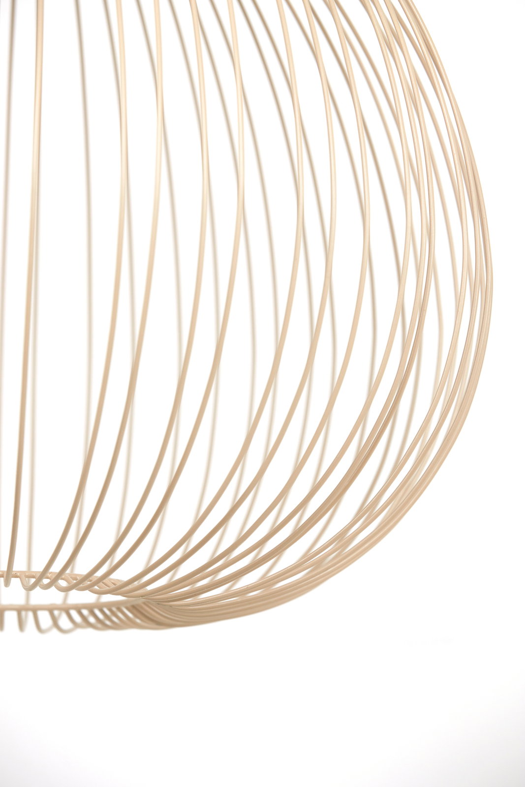 Nahaufnahme einer Hängeleuchte mit einem filigranen, drahtartigen Design in seitlicher Perspektive.