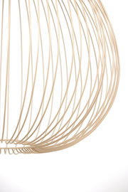 Nahaufnahme einer Hängeleuchte mit einem filigranen, drahtartigen Design in seitlicher Perspektive.