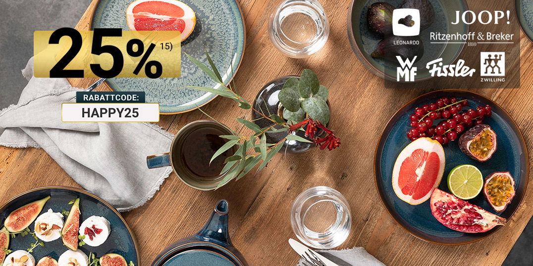 Stilvoll gedeckter Holztisch mit blauem Geschirr, Besteck, frischen Früchten, Kerzen und dekorativen Stoffservietten