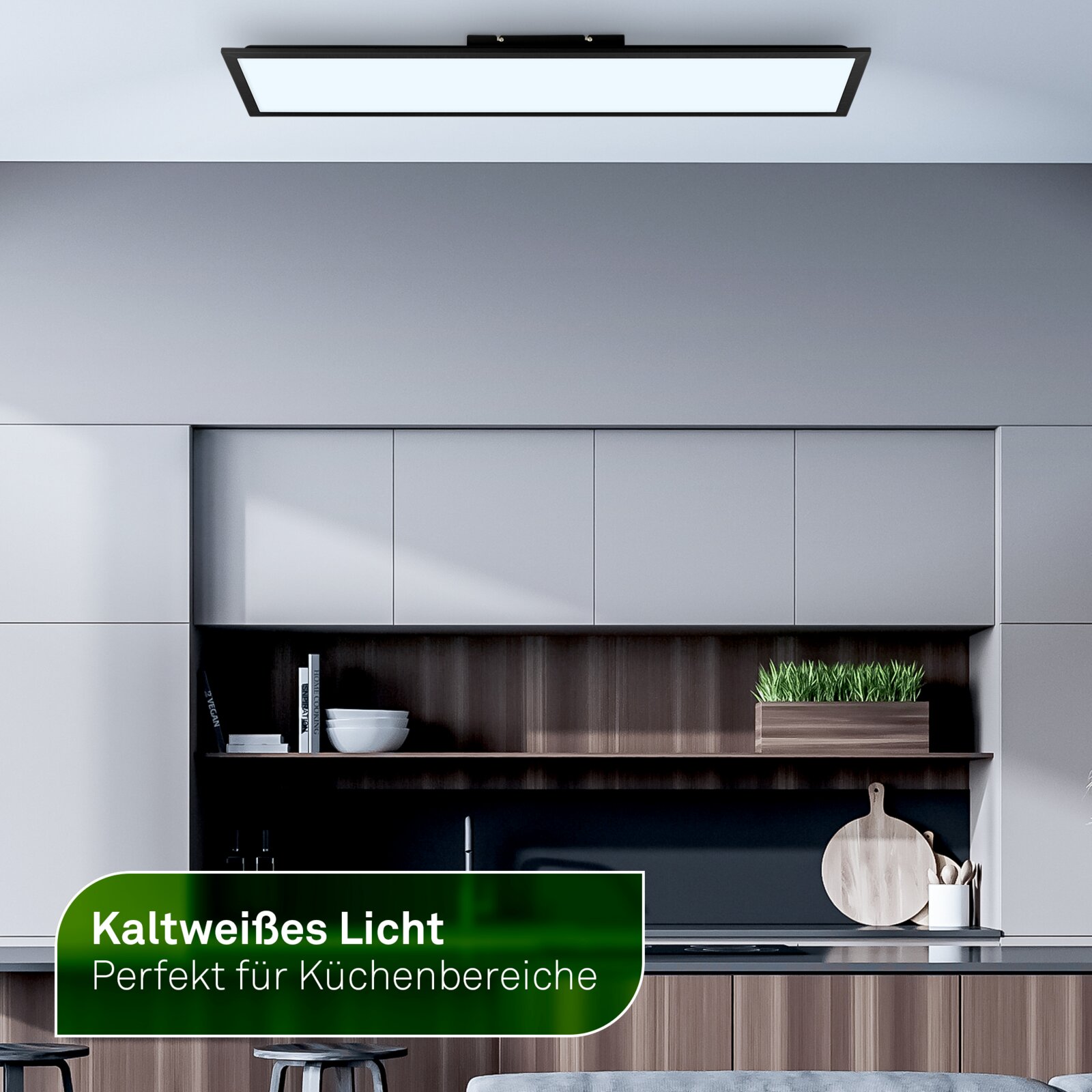 Rechteckige LED-Deckenleuchte in Schwarz mit kaltweißem Licht über moderner Küche, Ansicht von unten leicht frontal