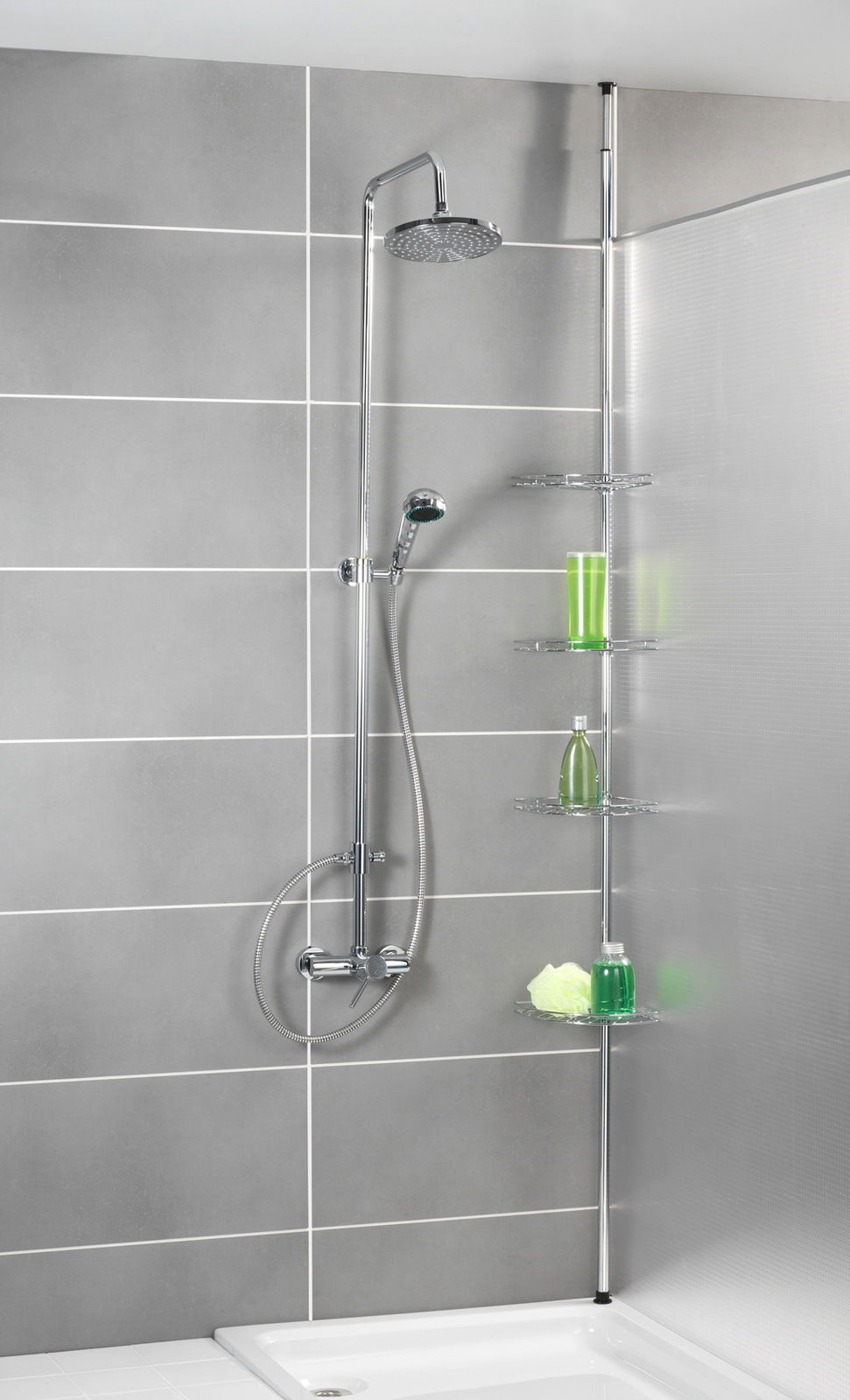 Edelstahl Teleskop-Eckregal in einer Dusche, seitliche Perspektive, mit mehreren Ablagen für Duschutensilien.