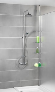 Edelstahl Teleskop-Eckregal in einer Dusche, seitliche Perspektive, mit mehreren Ablagen für Duschutensilien.