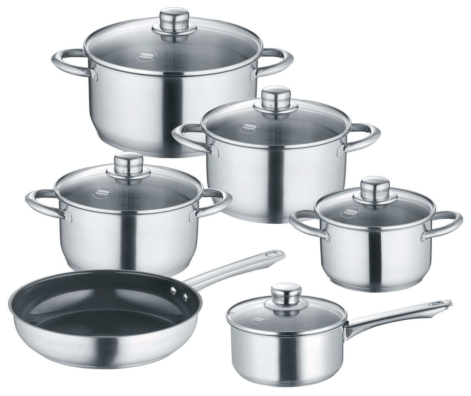 Sechsteiliges Topfset aus Edelstahl mit Glasdeckeln, bestehend aus vier Töpfen, einer Pfanne und einem Stieltopf, in einer leicht erhöhten Perspektive.