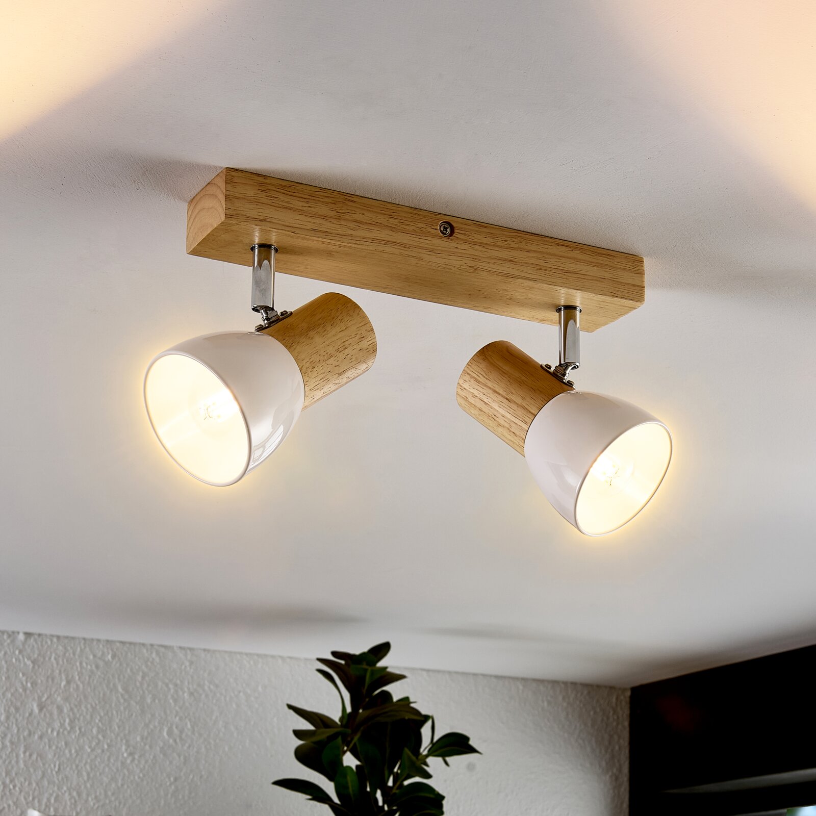 Deckenstrahler mit zwei verstellbaren Leuchten aus Holz und Metall, Perspektive von unten
