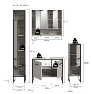 Badkombination bestehend aus einem hohen Schrank, einem Spiegelschrank und einem Unterschrank, alle in modernem Design mit gerillten Türen und Metallfüßen, perspektivisch von vorne dargestellt.