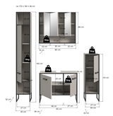 Badkombination bestehend aus einem hohen Schrank, einem Spiegelschrank und einem Unterschrank, alle in modernem Design mit gerillten Türen und Metallfüßen, perspektivisch von vorne dargestellt.