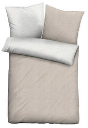 Bettwäsche-Set aus Melange-Flanell in Beige und Grau, bestehend aus einem Bettbezug und zwei Kissenbezügen, aus der Vogelperspektive fotografiert.