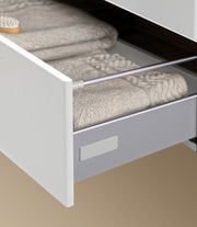 Geöffnete Schublade eines Badblocks mit Handtüchern, seitliche Perspektive