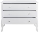 Weiße Kommode mit drei Schubladen, frontal betrachtet, mit eleganten, geschwungenen Beinen.
