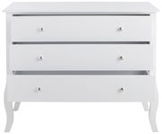 Weiße Kommode mit drei Schubladen, frontal betrachtet, mit eleganten, geschwungenen Beinen.