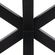Nahaufnahme eines schwarzen Metallgestells eines Esstisches, von vorne betrachtet.