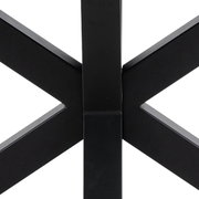 Nahaufnahme eines schwarzen Metallgestells eines Esstisches, von vorne betrachtet.