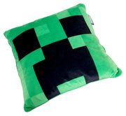Groen-zwart, korrelig sierkussen in Minecraft-Creeper-stijl van zacht pluche, vrijstaand op een witte achtergrond, in een schuin vooraanzicht van bovenaf