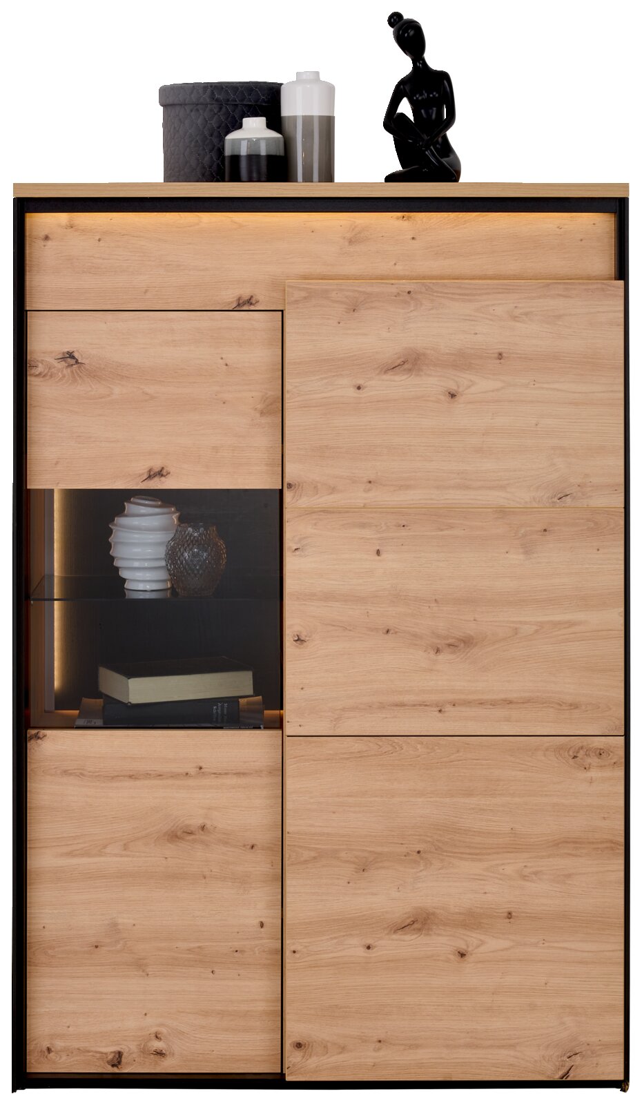 Modern houten hoogkastje met decoratieve voorwerpen op het blad, gezien vanaf de voorkant.