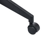 Nahaufnahme eines schwarzen Stuhlbeins mit Rolle, seitliche Perspektive