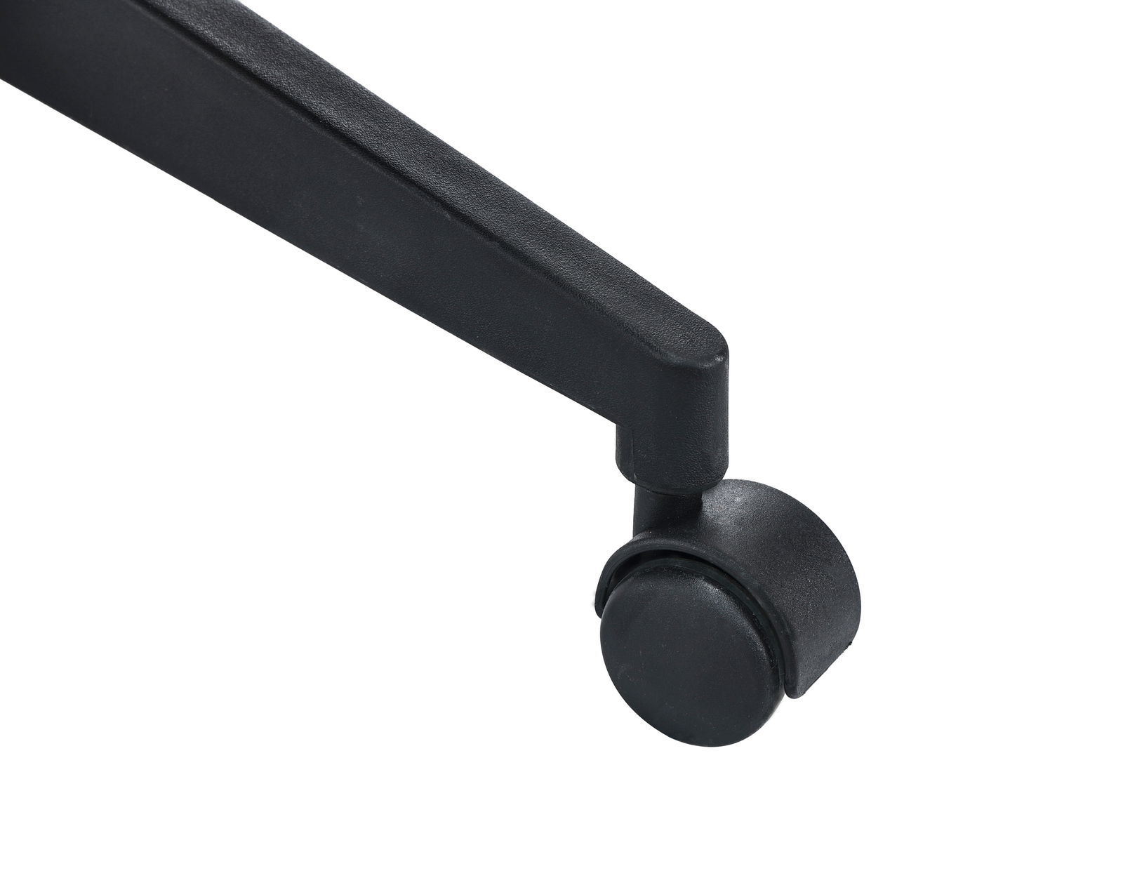 Nahaufnahme eines schwarzen Stuhlbeins mit Rolle, seitliche Perspektive