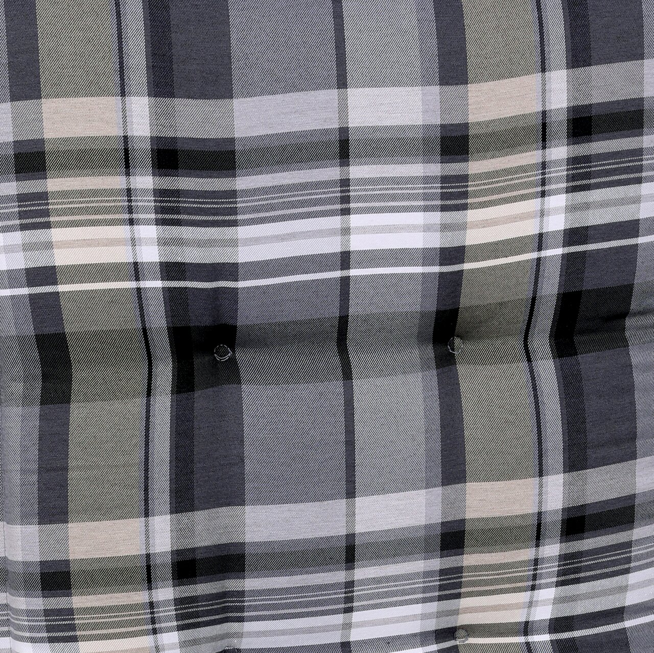 Nahaufnahme einer karierten Sesselauflage in Grau- und Beigetönen mit Knopfdetails.