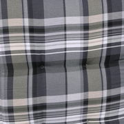 Nahaufnahme einer karierten Sesselauflage in Grau- und Beigetönen mit Knopfdetails.