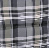 Nahaufnahme einer karierten Sesselauflage in Grau- und Beigetönen mit Knopfdetails.
