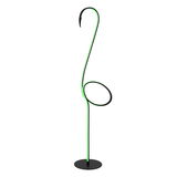 Moderne Stehlampe mit geschwungenem, grünem Leuchtkörper auf schwarzem Sockel, seitliche Perspektive.