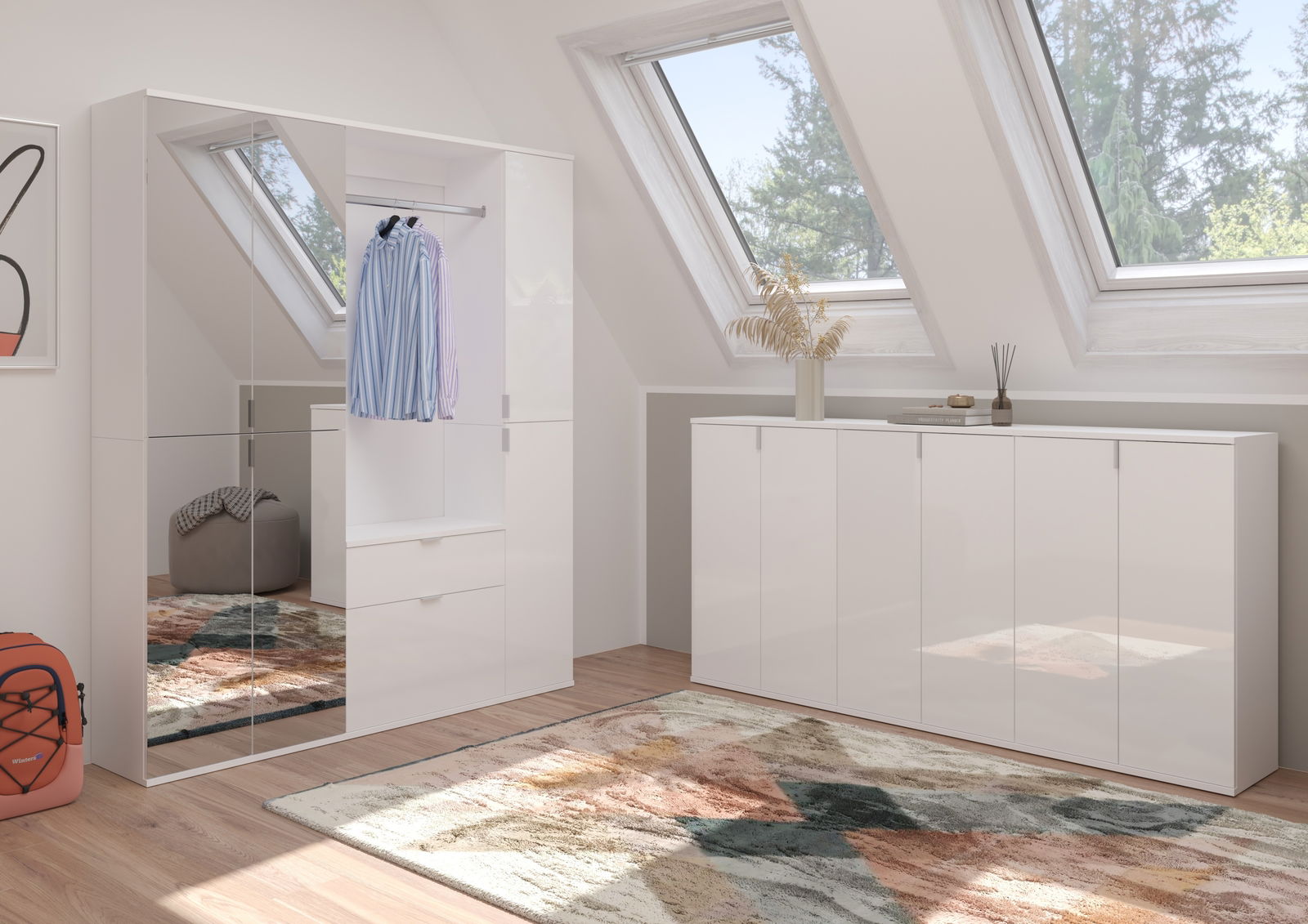 Moderne Garderobenkombination in einem hellen Raum mit Dachfenstern, bestehend aus einem weißen Schrank mit Spiegeltüren und einer Kommode, aus der Perspektive von vorne betrachtet.