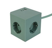 Grüner Steckdosenwürfel mit mehreren Steckplätzen und USB-Anschlüssen, seitliche Perspektive