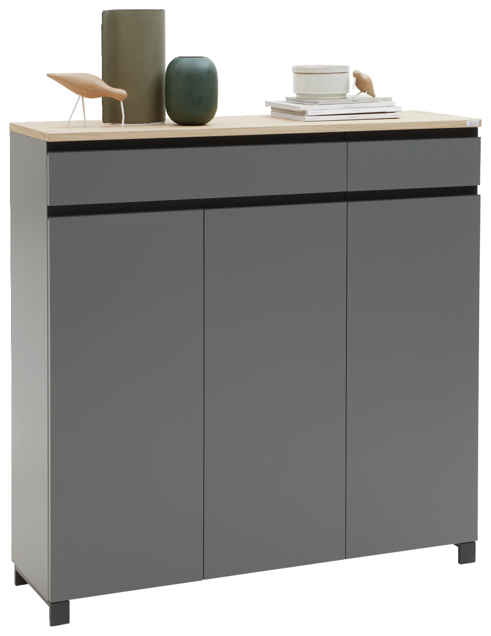 Dieter Knoll Schuhschrank SORRENT Moderner grauer Schuhschrank mit drei Türen und zwei Schubladen, dekoriert mit Vasen und Büchern, aus frontaler Perspektive.