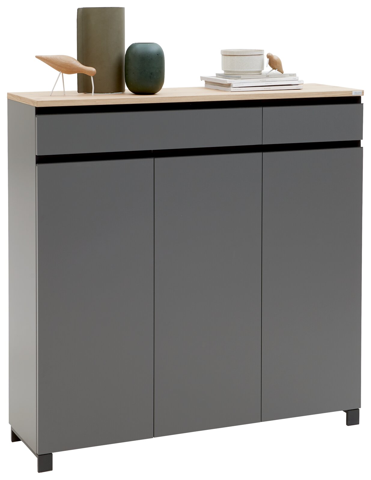 Dieter Knoll Schuhschrank SORRENT Moderner grauer Schuhschrank mit drei Türen und zwei Schubladen, dekoriert mit Vasen und Büchern, aus frontaler Perspektive.