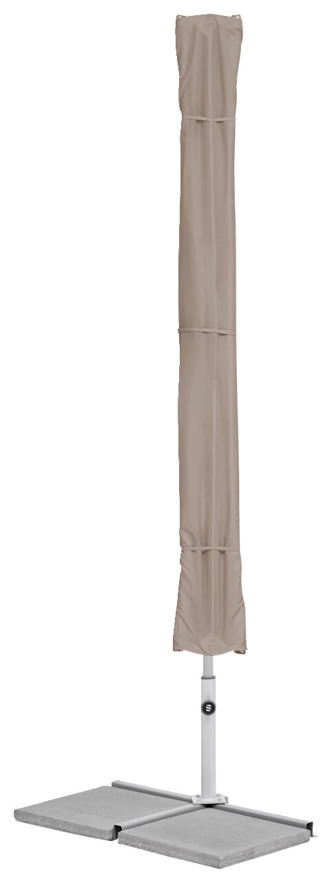 Geschlossener Sonnenschirm mit Schutzhülle, frontal auf einem stabilen Standfuß.