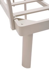 Nahaufnahme eines weißen Metallrahmens einer Lounge-Kombination, perspektivisch von der Seite aufgenommen.