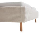 Nahaufnahme eines Polsterbettgestells mit cremefarbenem, geripptem Stoffbezug und Holzbeinen, seitliche Perspektive.