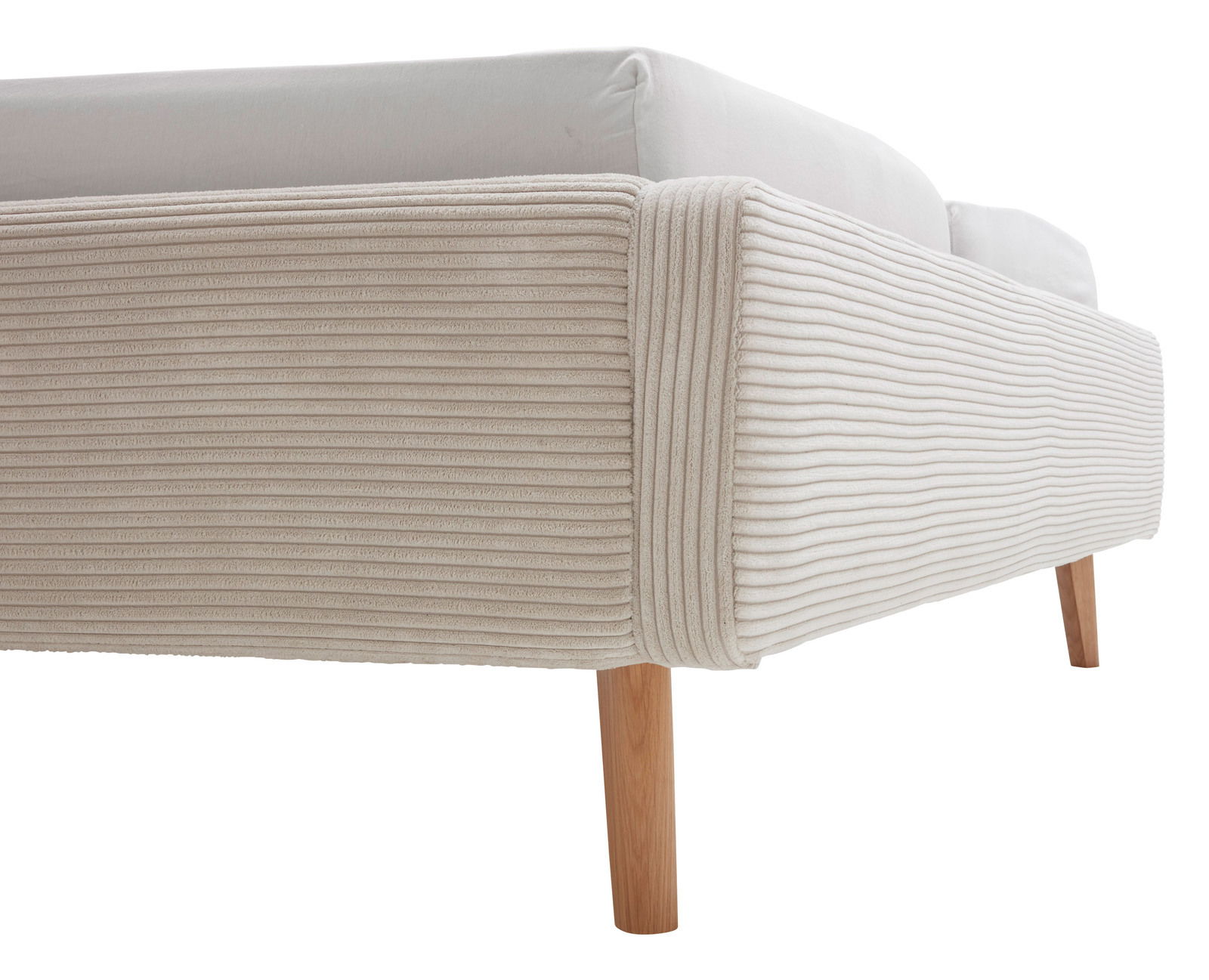 Nahaufnahme eines Polsterbettgestells mit cremefarbenem, geripptem Stoffbezug und Holzbeinen, seitliche Perspektive.