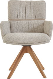 Gepolsterter Drehstuhl mit Armlehnen in hellgrauem Strukturstoff und Holzfuß, frontal von vorne freigestellt