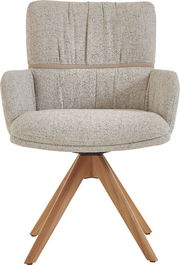 Gepolsterter Drehstuhl mit Armlehnen in hellgrauem Strukturstoff und Holzfuß, frontal von vorne freigestellt