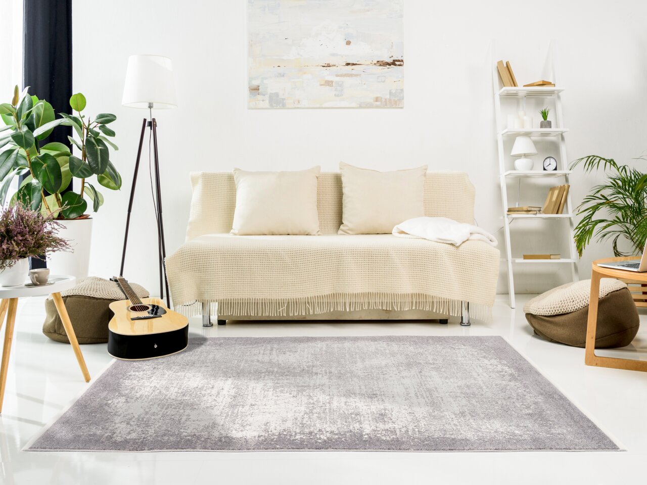 Moderner Designer Teppich in einem stilvollen Wohnzimmer mit Sofa, Pflanzen und Gitarre, aus der Vogelperspektive fotografiert.