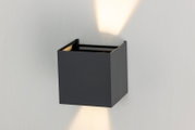 Moderne LED-wandlamp in kubusvorm, die zowel naar boven als naar beneden licht verspreidt. Aanzicht van schuin van voren.