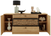 Frontale Ansicht eines Sideboards aus Holz mit offenen Türen und Schubladen, dekoriert mit einer Lampe und modernen Accessoires.